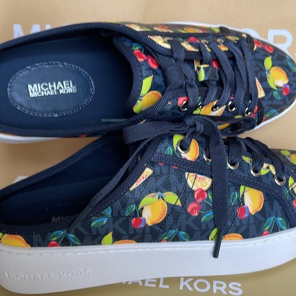Michael Kors POPPY SLIDE SNEAKERS 
FRUIT PAINT MK SIG SM
49T4POFP1Q Platforms - Picture 14 of 16